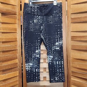 Nike Dri-Fit Black White Capris Leggings Women's Size M Pocket Polyester Spandex